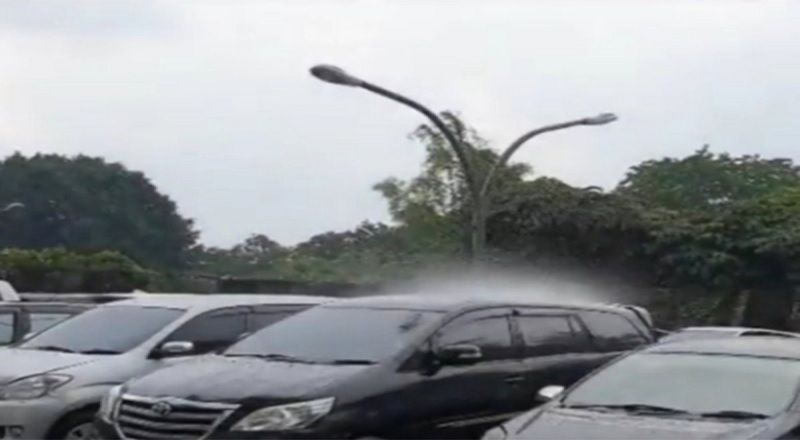 இந்தோனேசியாவில் அதிசயம் - ஒரே ஒரு கார் மீது மட்டும் மழை